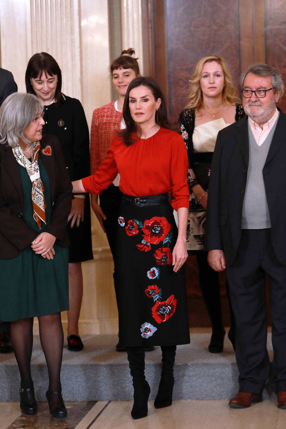 La Reina ha tenido el primer acto de su agenda oficial de esta semana, durante la mañana de este martes, recibiendo audiencias en el Palacio de la Zarzuela. Doña Letizia primero se ha reunido con FEDICINE, la Federación de Distribuidores Cinematográficos y, acto seguido, con la Fundación Mujeres. Para los actos ha optado por el mismo look recuperando antiguas piezas de su armario: una blusa roja de Hugo Boss, falda negra midi de flores estampadas de Carolina Herra combinandola con calzado alto de Magrit.