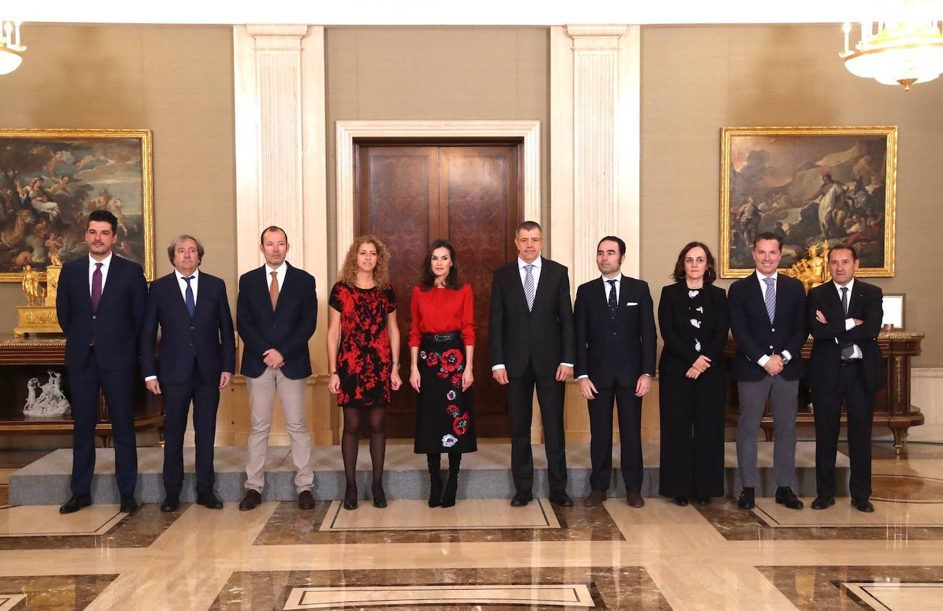 La Reina ha tenido el primer acto de su agenda oficial de esta semana, durante la mañana de este martes, recibiendo audiencias en el Palacio de la Zarzuela. Doña Letizia primero se ha reunido con FEDICINE, la Federación de Distribuidores Cinematográficos y, acto seguido, con la Fundación Mujeres. Para los actos ha optado por el mismo look recuperando antiguas piezas de su armario: una blusa roja de Hugo Boss, falda negra midi de flores estampadas de Carolina Herra combinandola con calzado alto de Magrit.