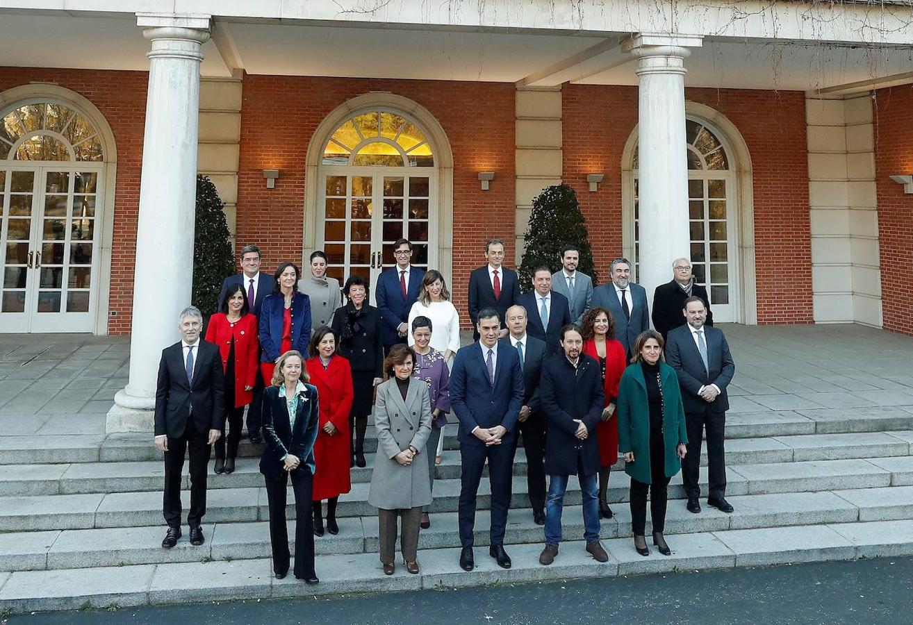 El primer ministro, Pedro Sánchez posa con su nuevo gabinete de ministros en el Palacio de la Moncloa antes del primer Consejo de Ministros celebrado este martes. Así ha sido su llegada a la Moncloa: