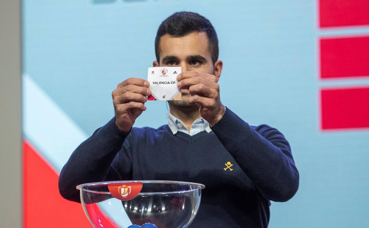 Vista de la papeleta del Valencia durante el sorteo de dieciseisavos de final de la Copa del Rey.