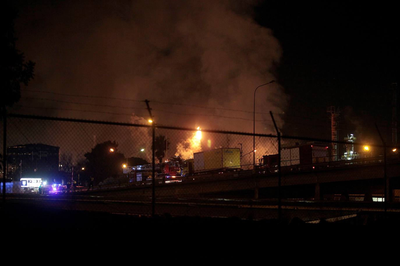 Dos personas han muerto y al menos otras seis han resultado heridas de gravedad en la explosión registrada en una planta petroquímica de La Canonja (Tarragona) y su posterior incendio.