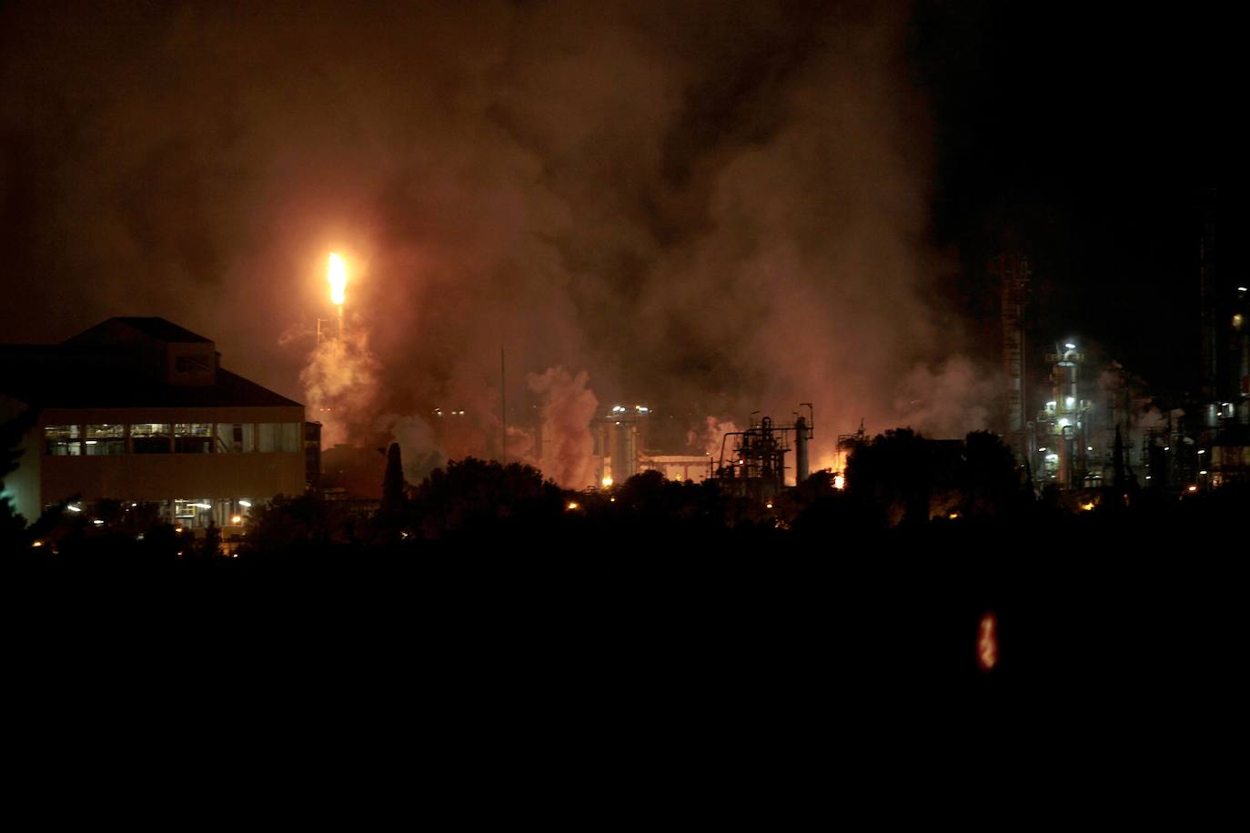 Dos personas han muerto y al menos otras seis han resultado heridas de gravedad en la explosión registrada en una planta petroquímica de La Canonja (Tarragona) y su posterior incendio.