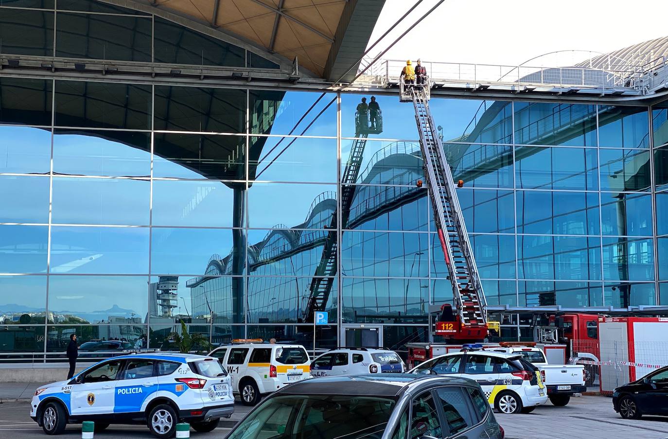 Un incendio ha obligado a desalojar el aeropuerto de Alicante-Elche.