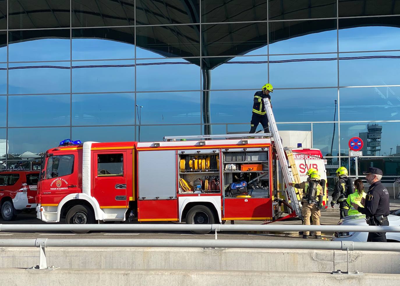 Un incendio ha obligado a desalojar el aeropuerto de Alicante-Elche.