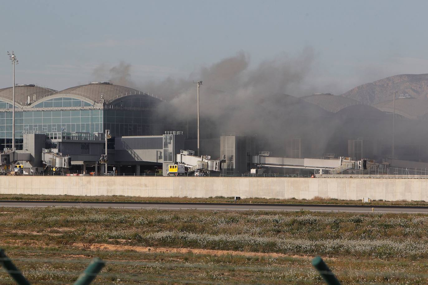 Un incendio ha obligado a desalojar el aeropuerto de Alicante-Elche.