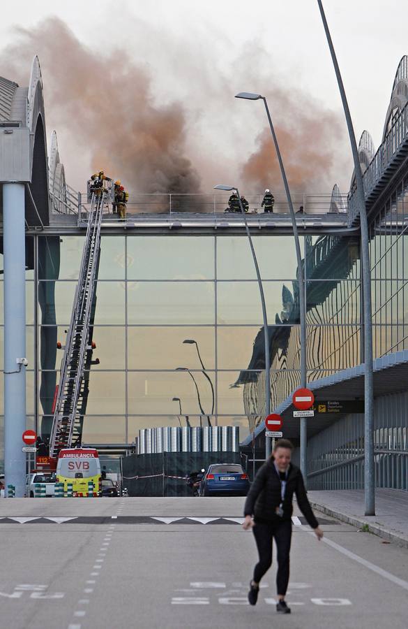 Un incendio ha obligado a desalojar el aeropuerto de Alicante-Elche.