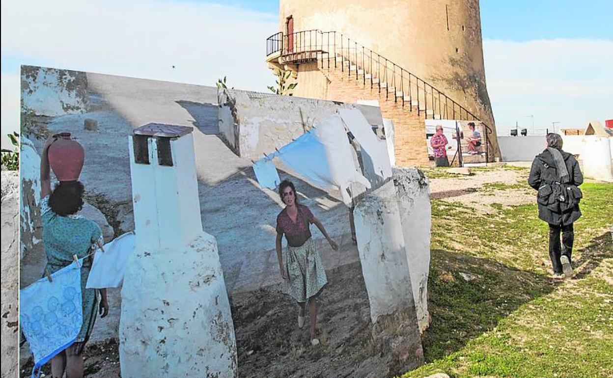 Paterna ha instalado paneles del rodaje en las cuevas.