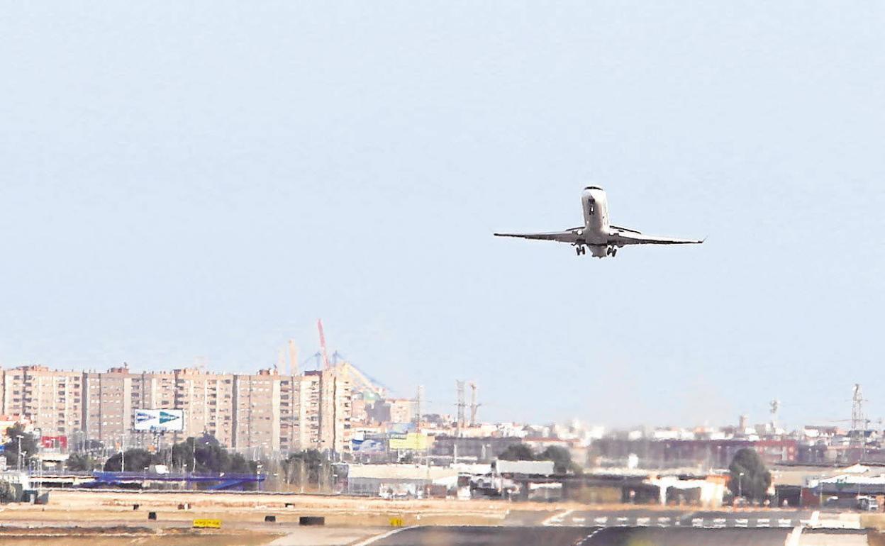 Un avión en el aeropuerto de Manises de Valencia. 