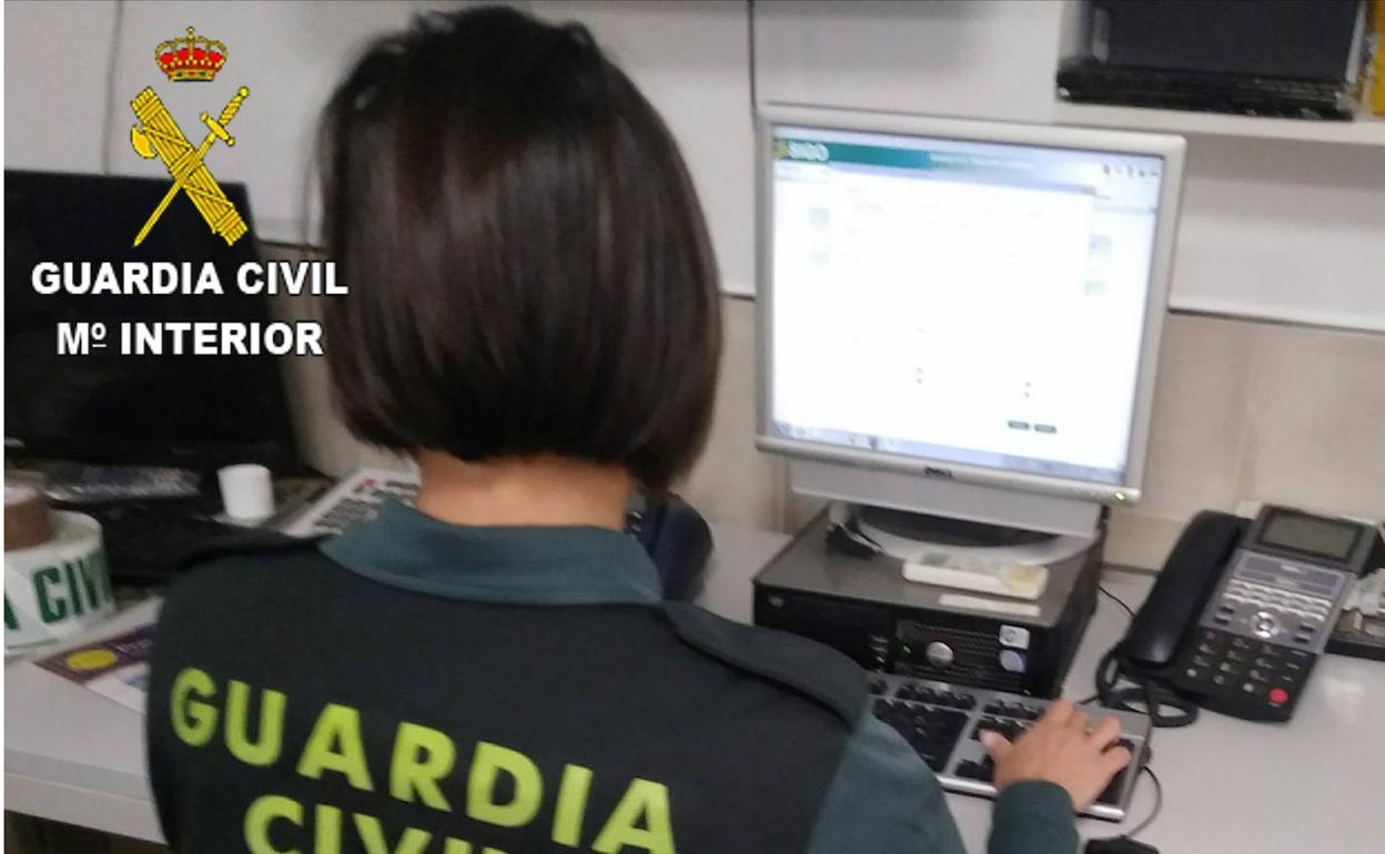 Una agente de la Guardia Civil. 