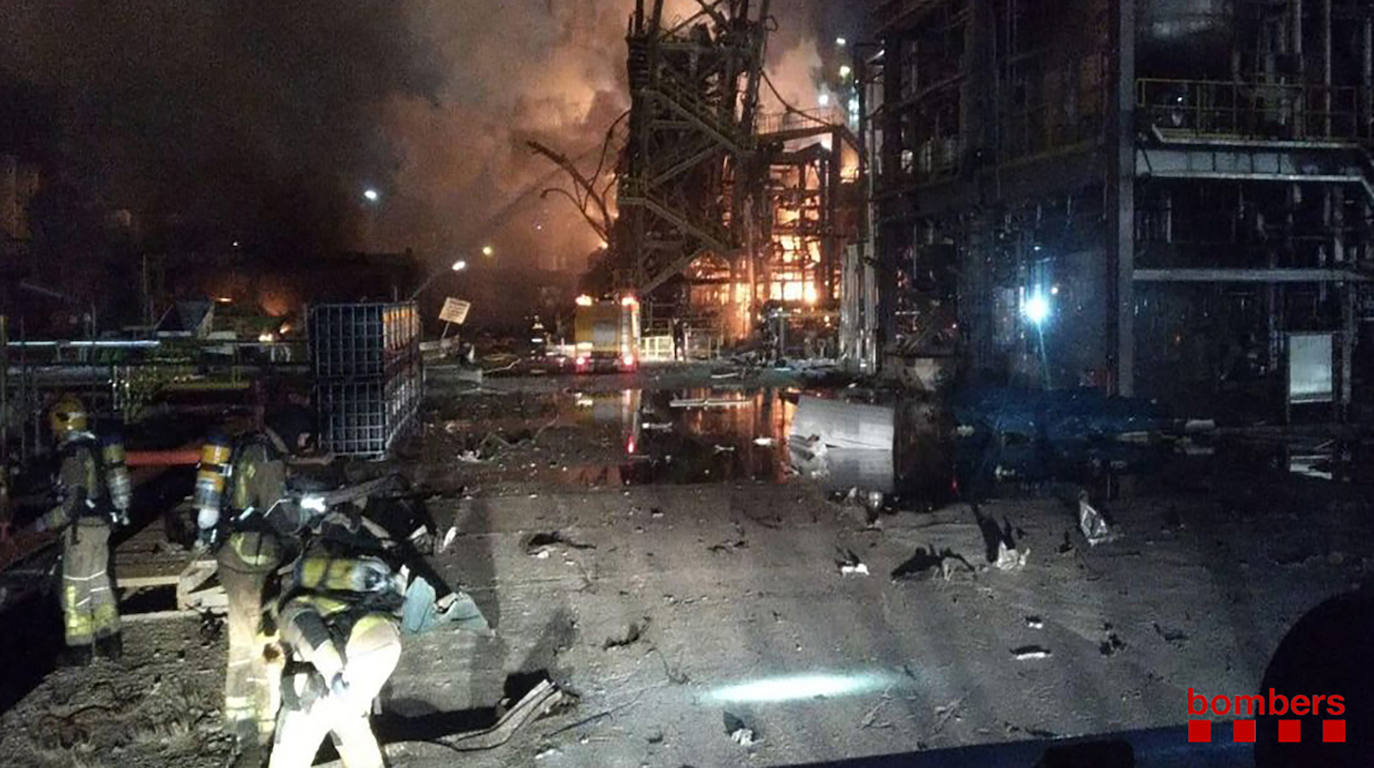 Dos personas han muerto y al menos otras seis han resultado heridas de gravedad en la explosión registrada en una planta petroquímica de La Canonja (Tarragona) y su posterior incendio.