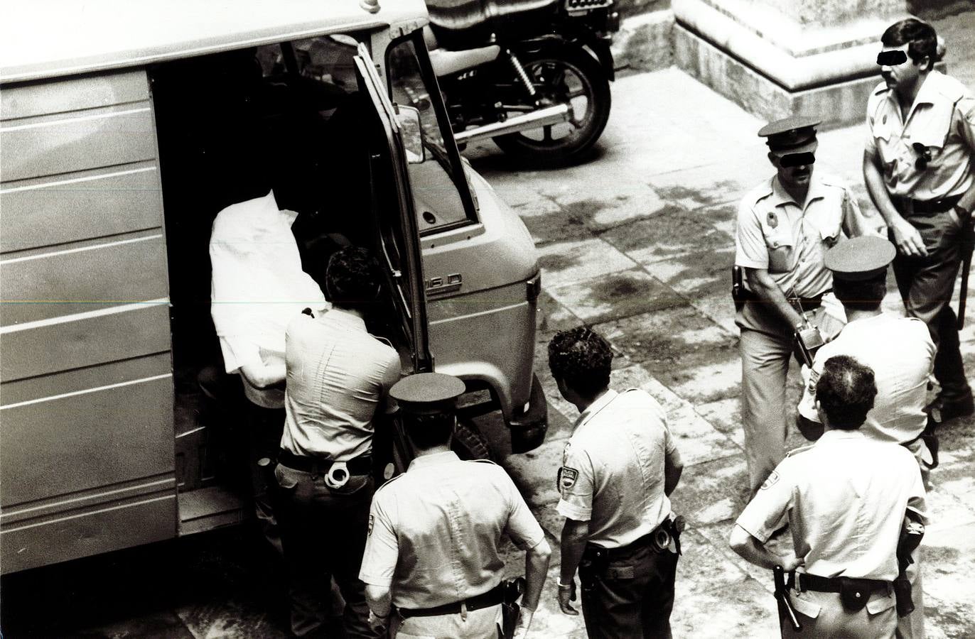 Se cumplen 36 años del asesinato en término de Godella de tres guardias civiles del puesto de Moncada en la antigua carretera Burjassot-Bétera. Juicio por los crímenes de los hermanos Larios.