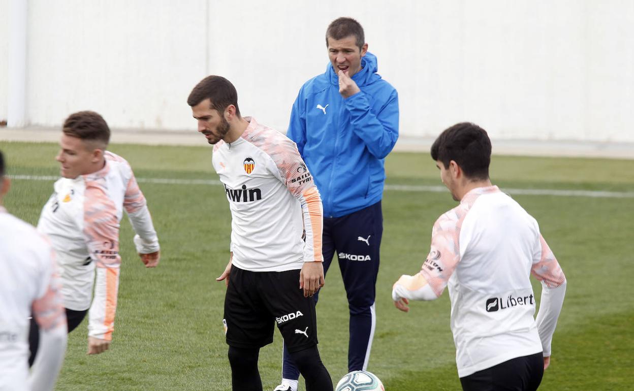 Celades observa un rondo en el que están Gameiro, Gayà y Soler entre otros