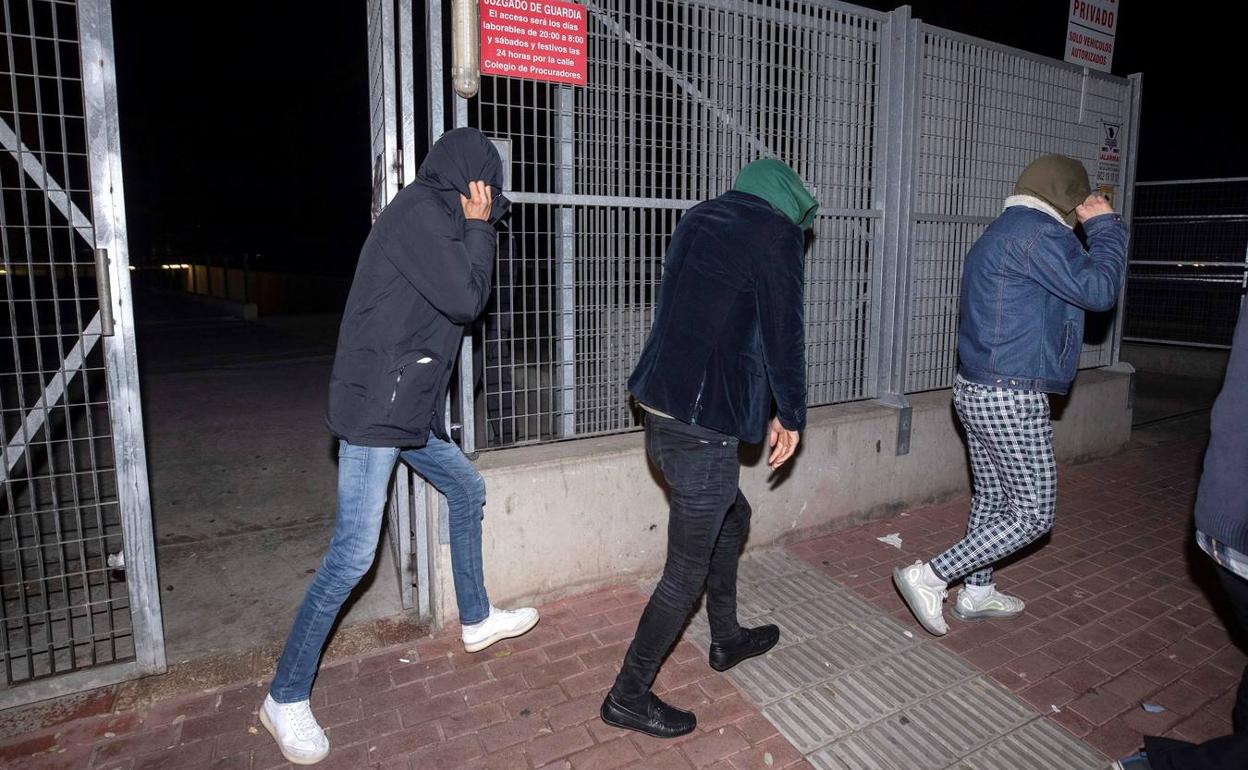 Los afganos investigados en Murcia por violación denunciarán a las tres americanas por falsedad