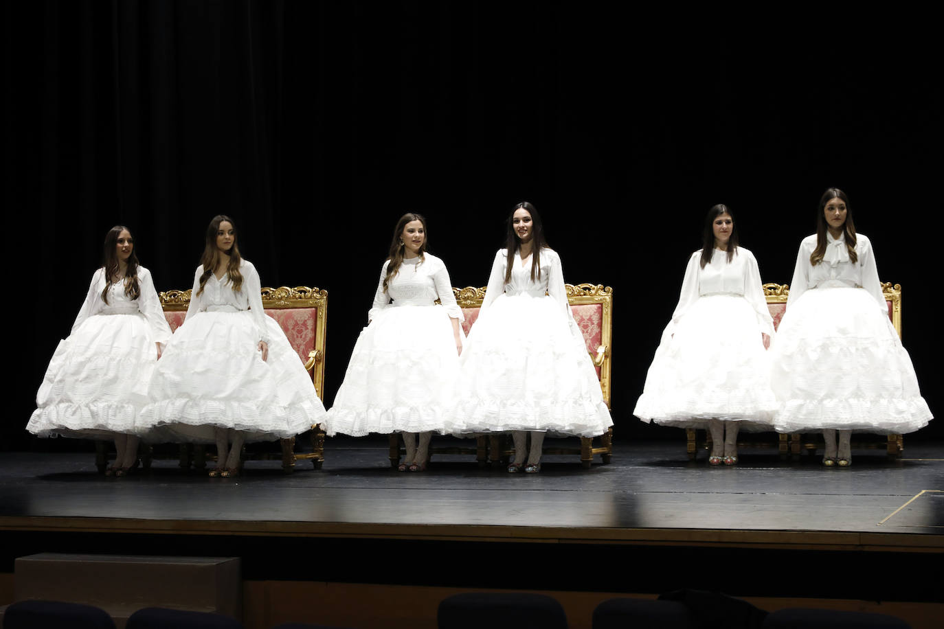 El Palacio de Congresos acogió este jueves el ensayo de las exaltaciones de las falleras mayores de Valencia, Consuelo Llobell y Carla García, que se celebrará los próximos 25 y 26. Acudieron el alcalde Ribó y el concejal de Cultura Festiva, Pere Fuset, en un acto que tendrá un aforo menor al lugar habitual del evento, el Palau de la Música, que tiene la sala principal cerrada.