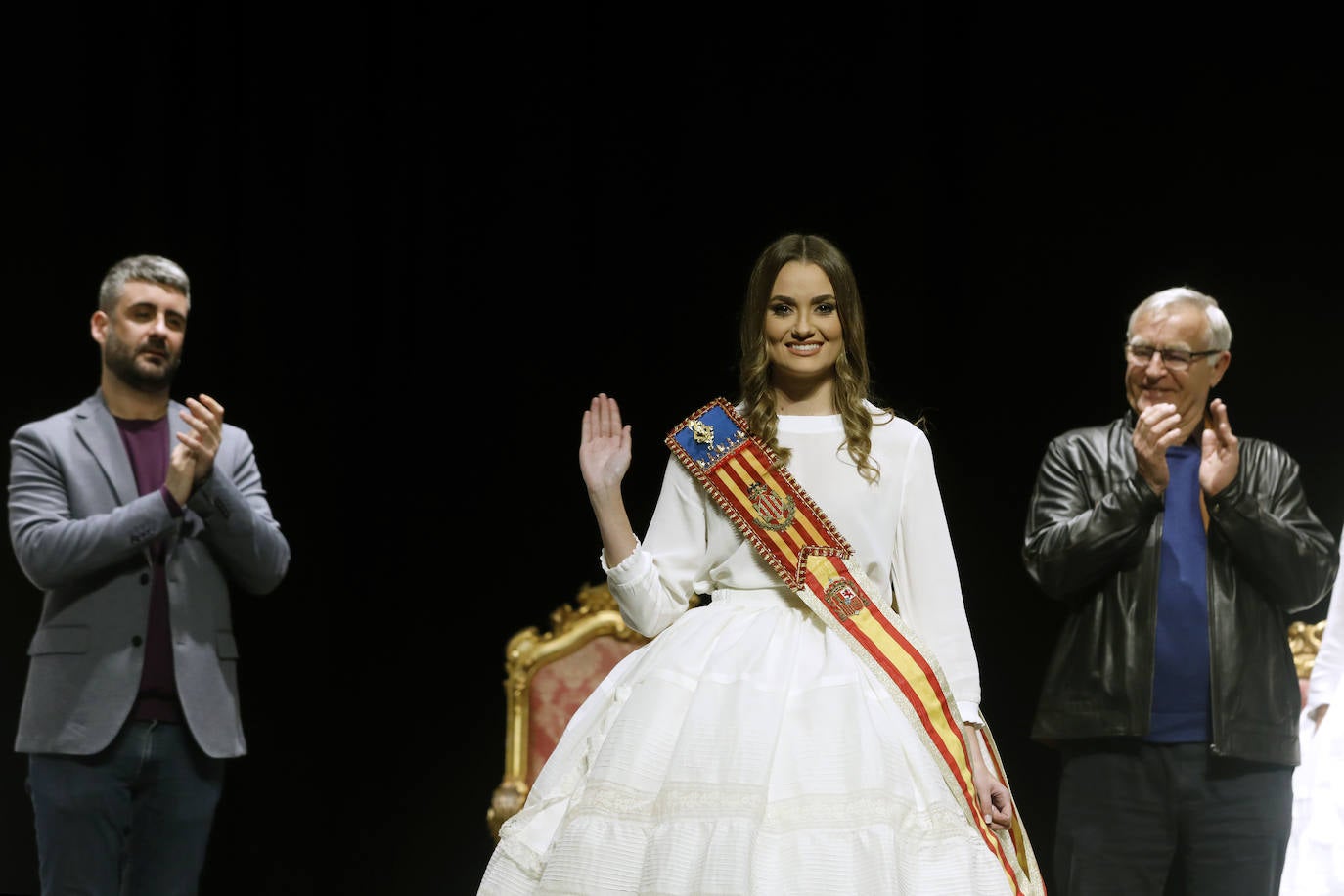 El Palacio de Congresos acogió este jueves el ensayo de las exaltaciones de las falleras mayores de Valencia, Consuelo Llobell y Carla García, que se celebrará los próximos 25 y 26. Acudieron el alcalde Ribó y el concejal de Cultura Festiva, Pere Fuset, en un acto que tendrá un aforo menor al lugar habitual del evento, el Palau de la Música, que tiene la sala principal cerrada.