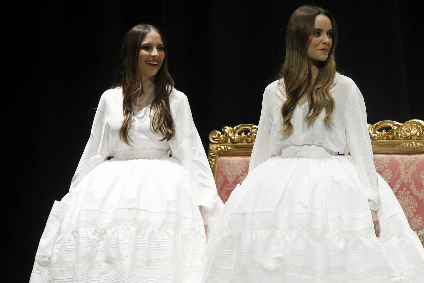 El Palacio de Congresos acogió este jueves el ensayo de las exaltaciones de las falleras mayores de Valencia, Consuelo Llobell y Carla García, que se celebrará los próximos 25 y 26. Acudieron el alcalde Ribó y el concejal de Cultura Festiva, Pere Fuset, en un acto que tendrá un aforo menor al lugar habitual del evento, el Palau de la Música, que tiene la sala principal cerrada.