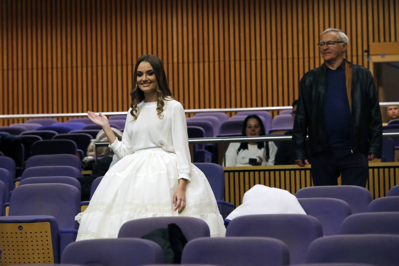 El Palacio de Congresos acogió este jueves el ensayo de las exaltaciones de las falleras mayores de Valencia, Consuelo Llobell y Carla García, que se celebrará los próximos 25 y 26. Acudieron el alcalde Ribó y el concejal de Cultura Festiva, Pere Fuset, en un acto que tendrá un aforo menor al lugar habitual del evento, el Palau de la Música, que tiene la sala principal cerrada.