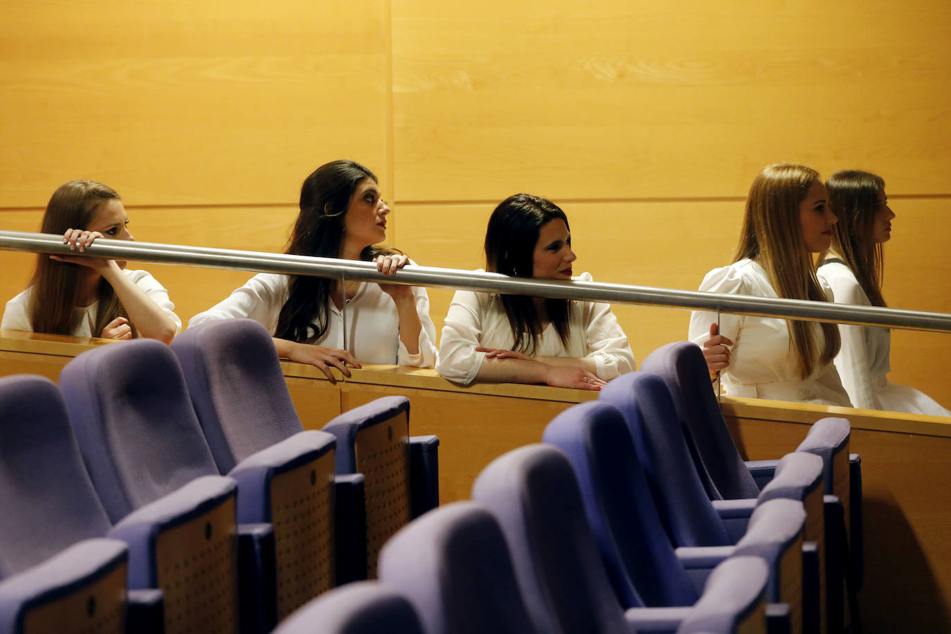 El Palacio de Congresos acogió este jueves el ensayo de las exaltaciones de las falleras mayores de Valencia, Consuelo Llobell y Carla García, que se celebrará los próximos 25 y 26. Acudieron el alcalde Ribó y el concejal de Cultura Festiva, Pere Fuset, en un acto que tendrá un aforo menor al lugar habitual del evento, el Palau de la Música, que tiene la sala principal cerrada.