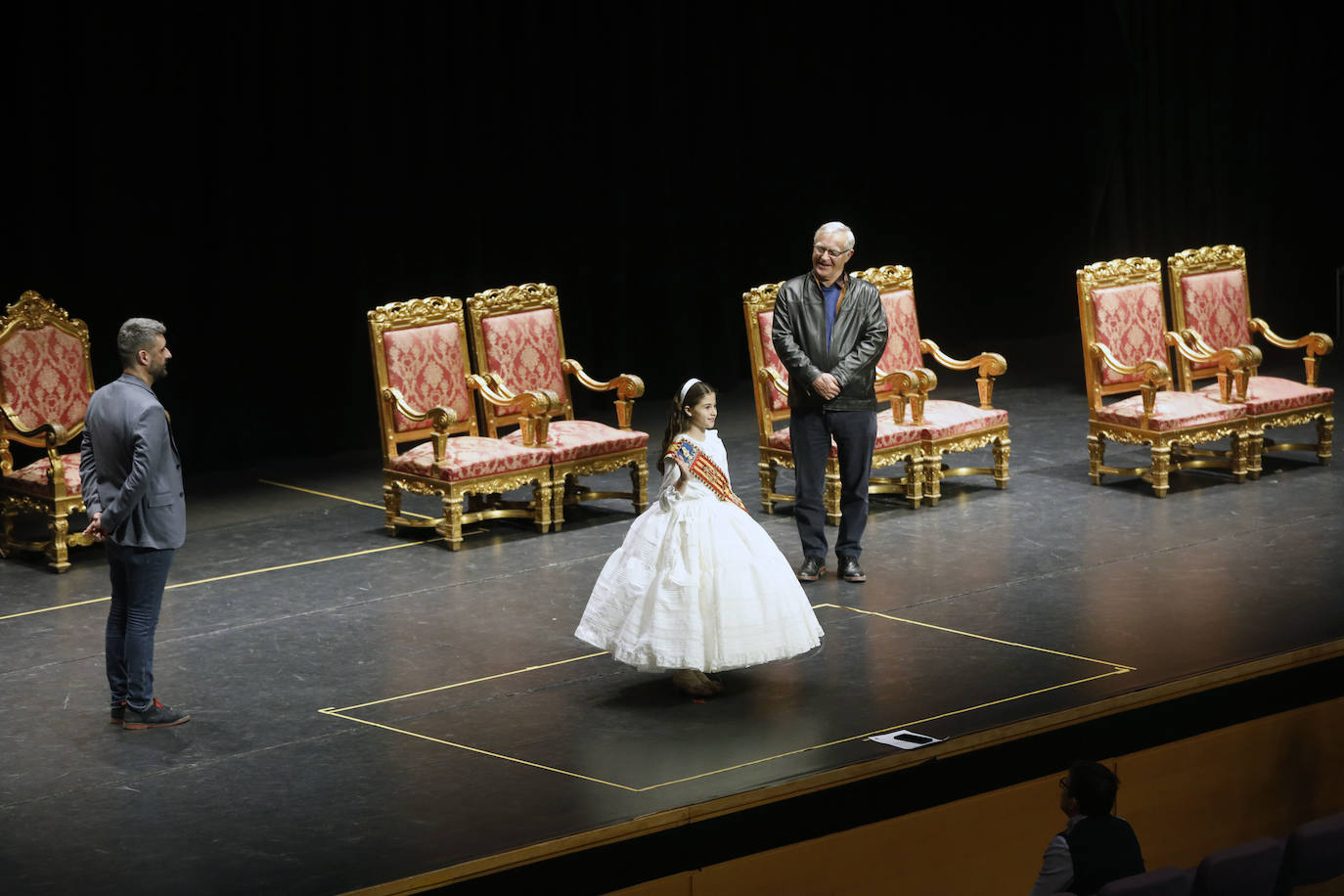 El Palacio de Congresos acogió este jueves el ensayo de las exaltaciones de las falleras mayores de Valencia, Consuelo Llobell y Carla García, que se celebrará los próximos 25 y 26. Acudieron el alcalde Ribó y el concejal de Cultura Festiva, Pere Fuset, en un acto que tendrá un aforo menor al lugar habitual del evento, el Palau de la Música, que tiene la sala principal cerrada.