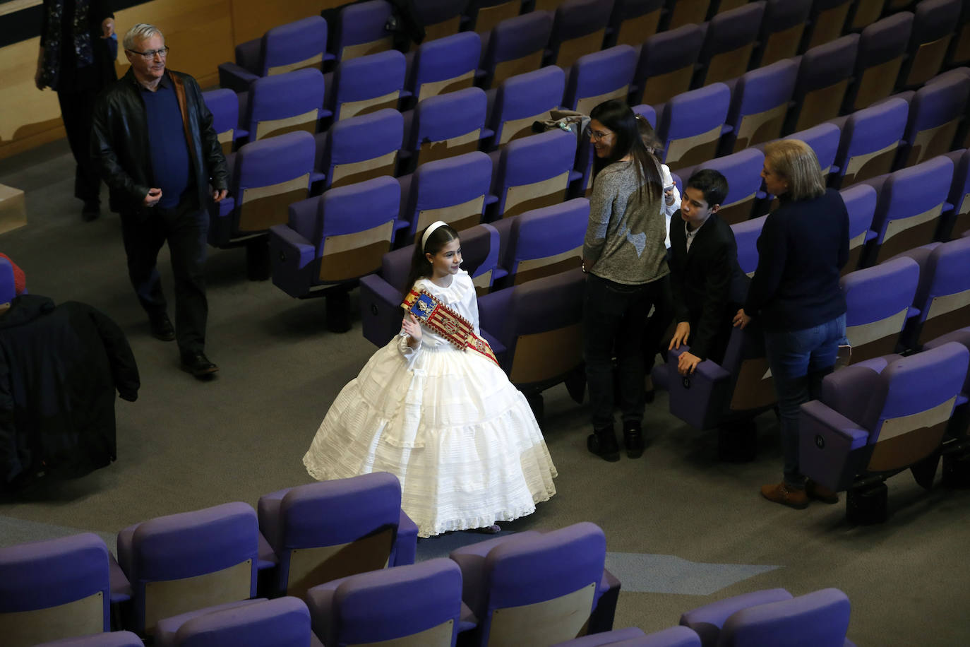 El Palacio de Congresos acogió este jueves el ensayo de las exaltaciones de las falleras mayores de Valencia, Consuelo Llobell y Carla García, que se celebrará los próximos 25 y 26. Acudieron el alcalde Ribó y el concejal de Cultura Festiva, Pere Fuset, en un acto que tendrá un aforo menor al lugar habitual del evento, el Palau de la Música, que tiene la sala principal cerrada.