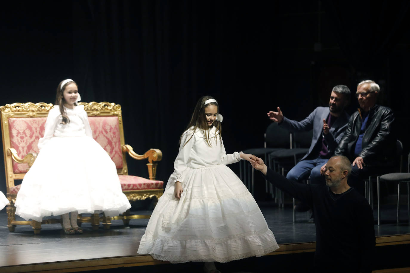 El Palacio de Congresos acogió este jueves el ensayo de las exaltaciones de las falleras mayores de Valencia, Consuelo Llobell y Carla García, que se celebrará los próximos 25 y 26. Acudieron el alcalde Ribó y el concejal de Cultura Festiva, Pere Fuset, en un acto que tendrá un aforo menor al lugar habitual del evento, el Palau de la Música, que tiene la sala principal cerrada.