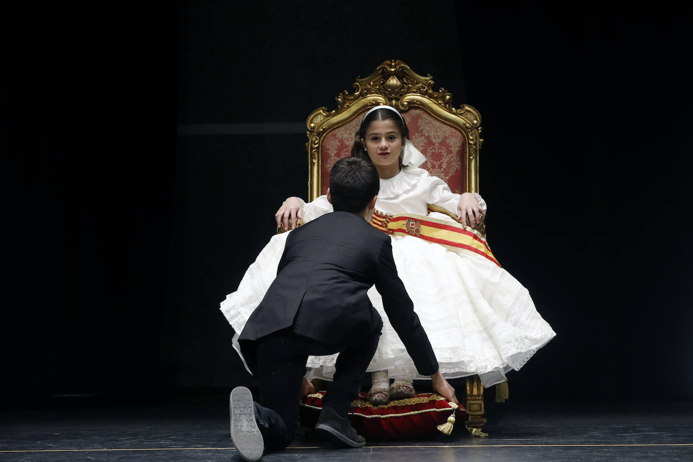 El Palacio de Congresos acogió este jueves el ensayo de las exaltaciones de las falleras mayores de Valencia, Consuelo Llobell y Carla García, que se celebrará los próximos 25 y 26. Acudieron el alcalde Ribó y el concejal de Cultura Festiva, Pere Fuset, en un acto que tendrá un aforo menor al lugar habitual del evento, el Palau de la Música, que tiene la sala principal cerrada.