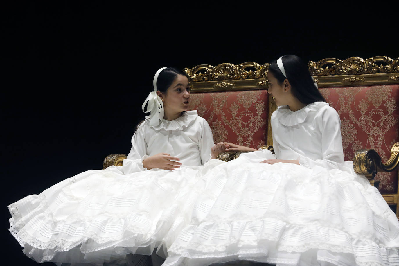 El Palacio de Congresos acogió este jueves el ensayo de las exaltaciones de las falleras mayores de Valencia, Consuelo Llobell y Carla García, que se celebrará los próximos 25 y 26. Acudieron el alcalde Ribó y el concejal de Cultura Festiva, Pere Fuset, en un acto que tendrá un aforo menor al lugar habitual del evento, el Palau de la Música, que tiene la sala principal cerrada.