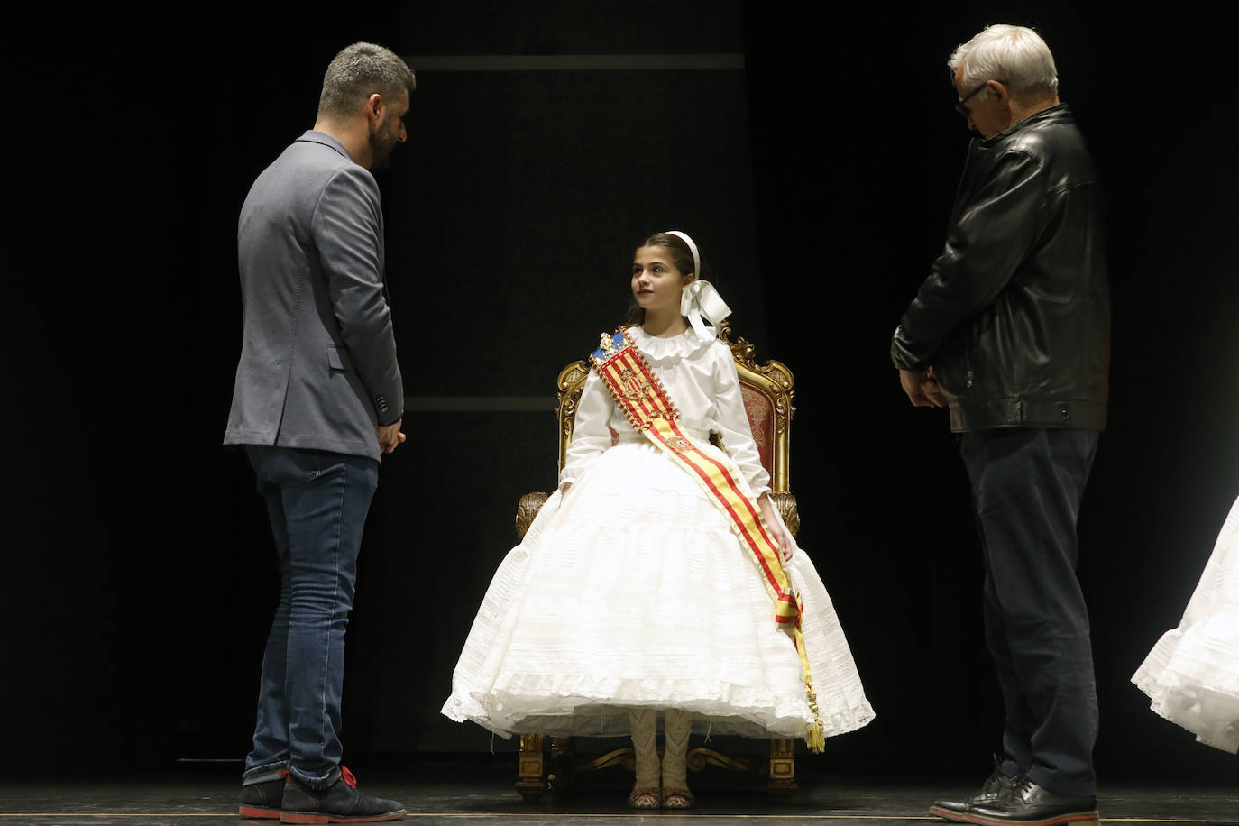 El Palacio de Congresos acogió este jueves el ensayo de las exaltaciones de las falleras mayores de Valencia, Consuelo Llobell y Carla García, que se celebrará los próximos 25 y 26. Acudieron el alcalde Ribó y el concejal de Cultura Festiva, Pere Fuset, en un acto que tendrá un aforo menor al lugar habitual del evento, el Palau de la Música, que tiene la sala principal cerrada.