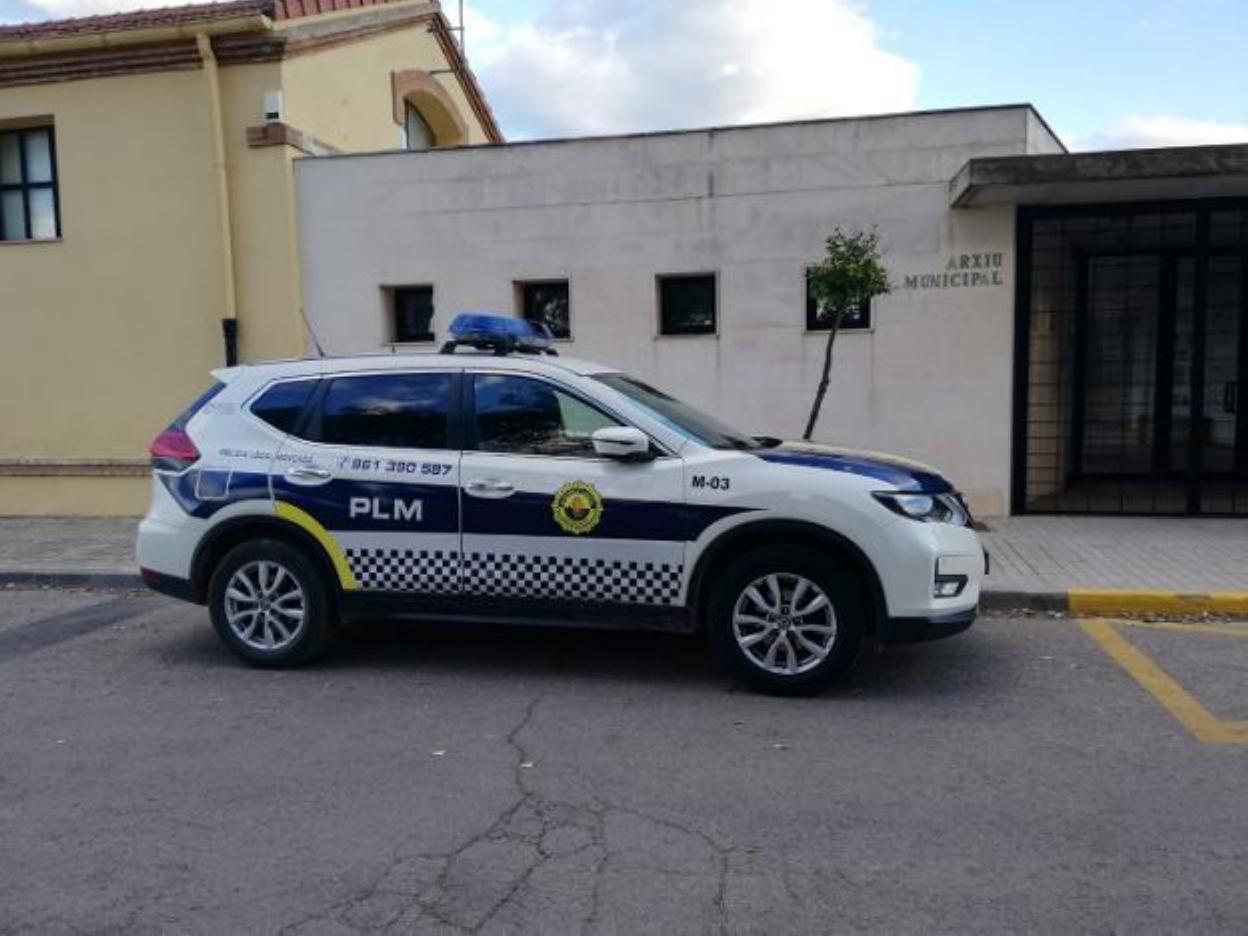 Un coche policial de Moncada, frente al archivo municipal. 