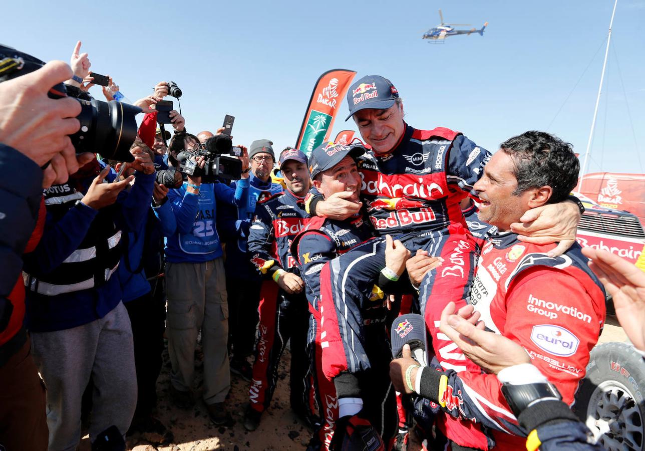 El piloto español Carlos Sainz se ha convertido en el vencedor del rally Dakar 2020 al imponerse al campeón vigente, el catarí Nasser al-Attiyah (Toyota), por 6 min y 21 segundos. El piloto, que lideró la carrera desde la tercera etapa, se proclama así ganador del rally más duro del mundo por tercera vez en su carrera tras los conseguidos en 2010 y 2018, y lo volvió a hacer como el piloto más longevo en conseguirlo, ahora con 57 años. 