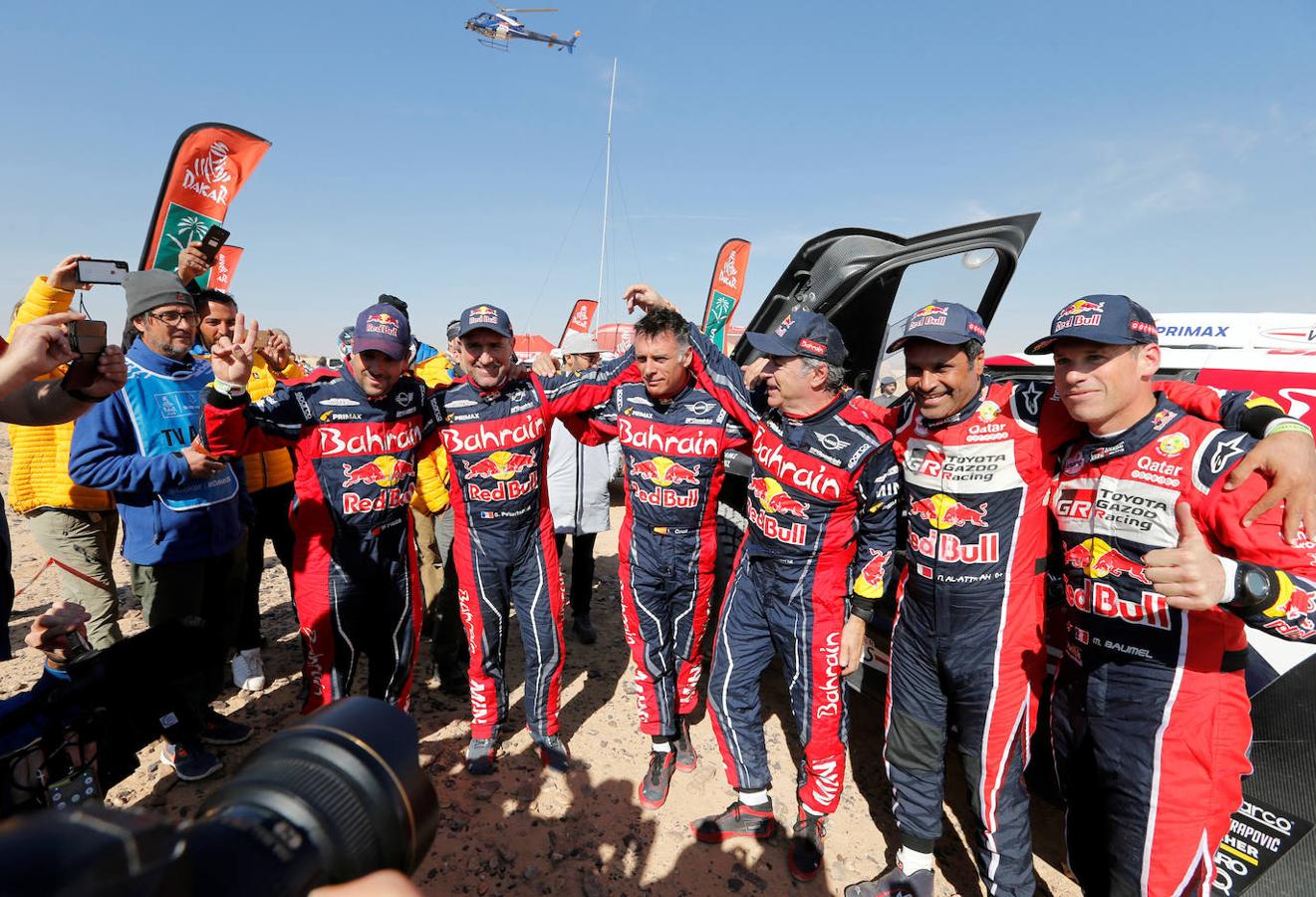 El piloto español Carlos Sainz se ha convertido en el vencedor del rally Dakar 2020 al imponerse al campeón vigente, el catarí Nasser al-Attiyah (Toyota), por 6 min y 21 segundos. El piloto, que lideró la carrera desde la tercera etapa, se proclama así ganador del rally más duro del mundo por tercera vez en su carrera tras los conseguidos en 2010 y 2018, y lo volvió a hacer como el piloto más longevo en conseguirlo, ahora con 57 años. 