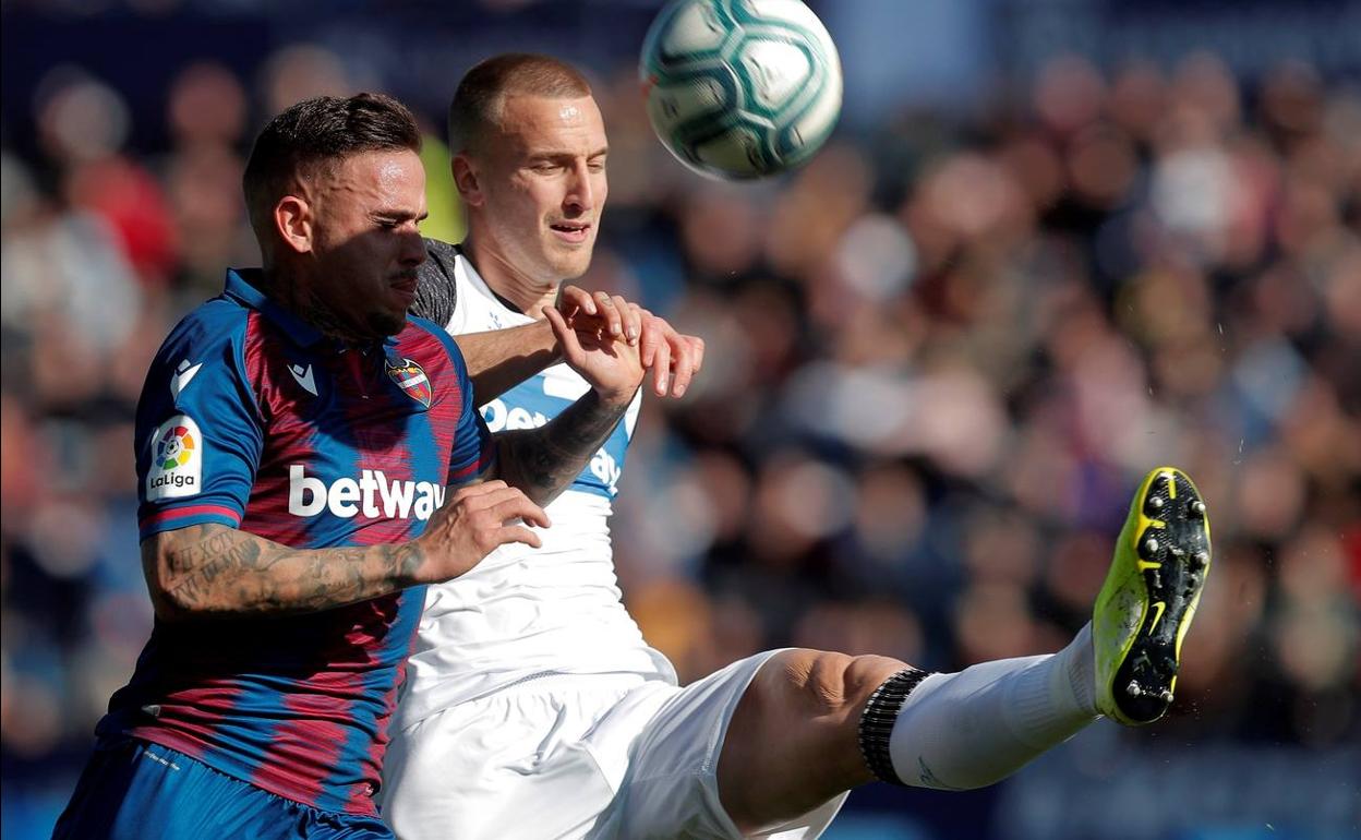 Levante-Alavés: Roger pugna con Rodrigo Ely. 