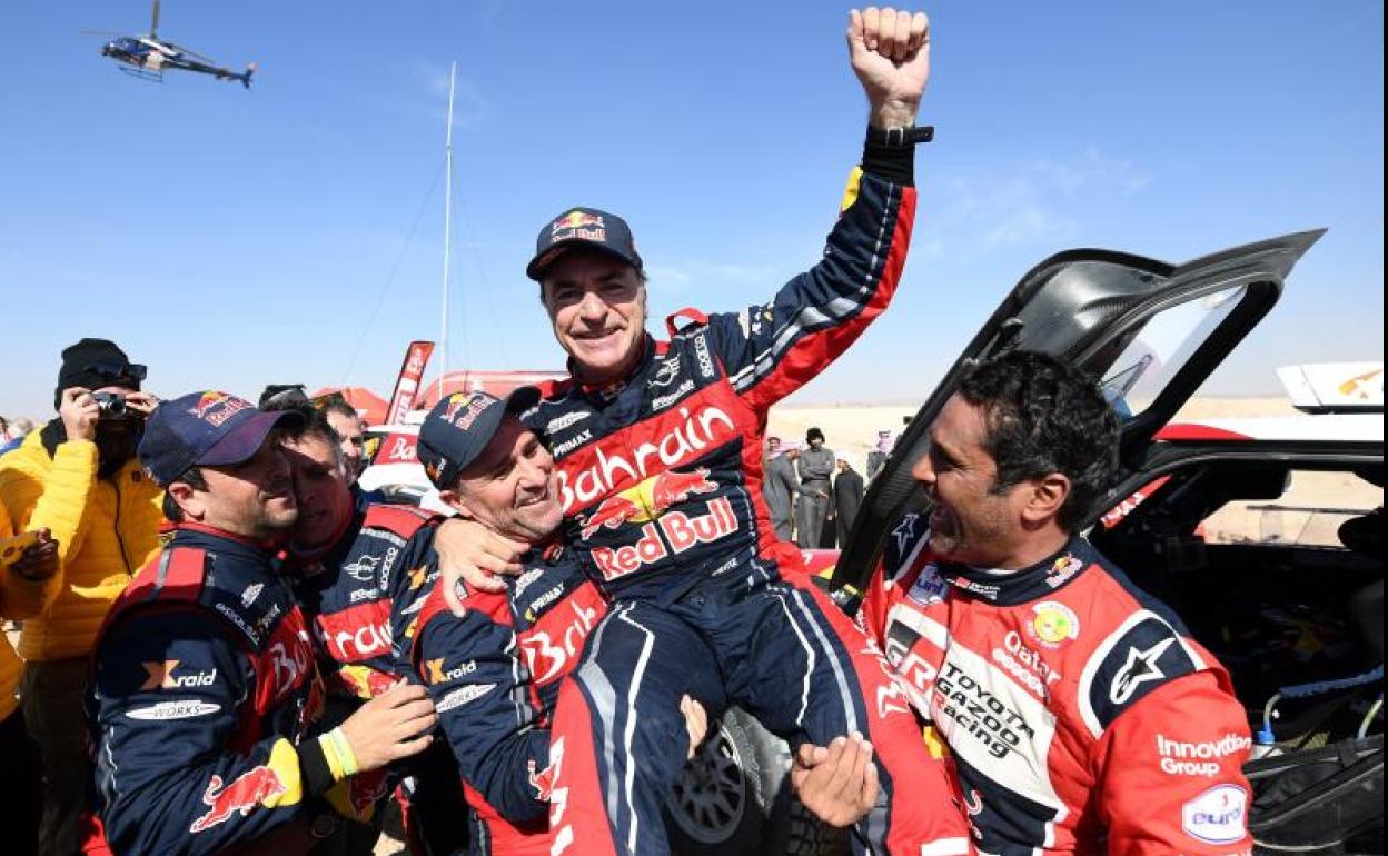 Carlos Sainz celebra su tercera victoria en el Dakar. 