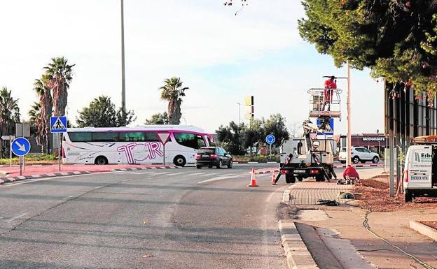 Los operarios trabajan en una farola de la zona.