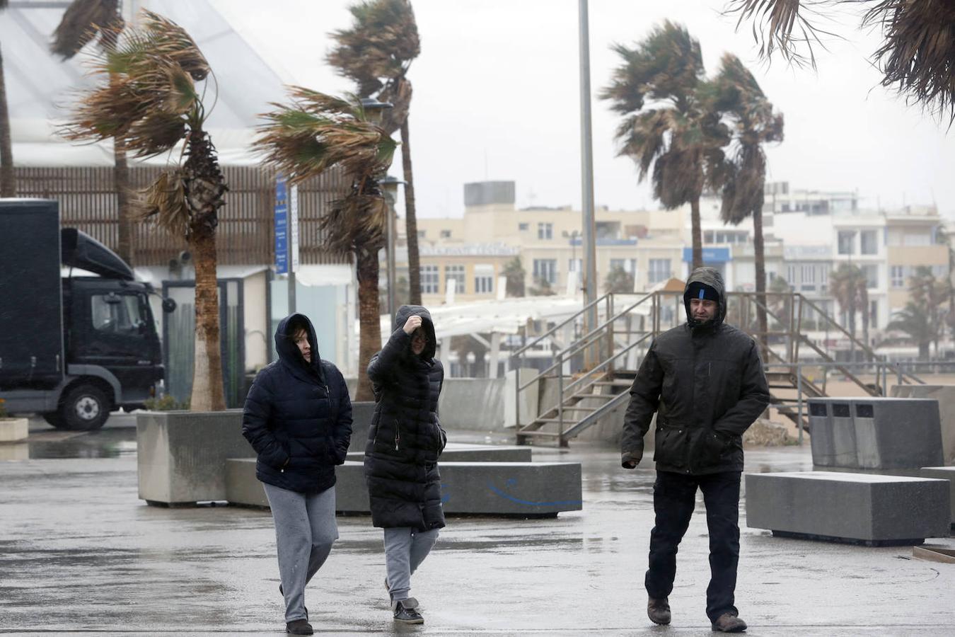 Fotos: Fuertes precipitaciones en la playa y el puerto de Valencia