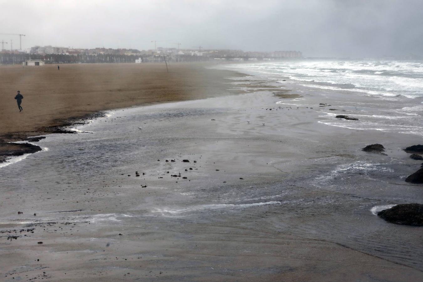 Fotos: Fuertes precipitaciones en la playa y el puerto de Valencia