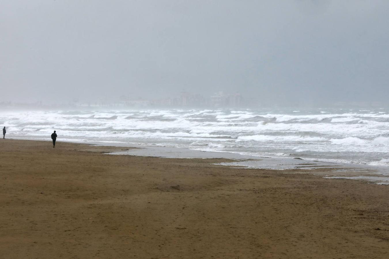 Fotos: Fuertes precipitaciones en la playa y el puerto de Valencia