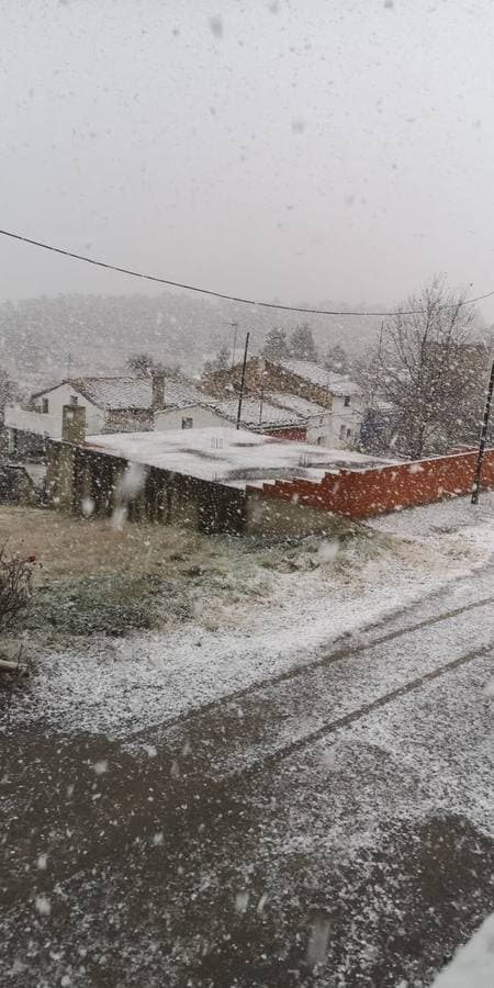 Nieva en la comarca de los Serranos, en la zona de Villar del Arzobispo y Villar del Olmo, este domingo, 19 de enero.