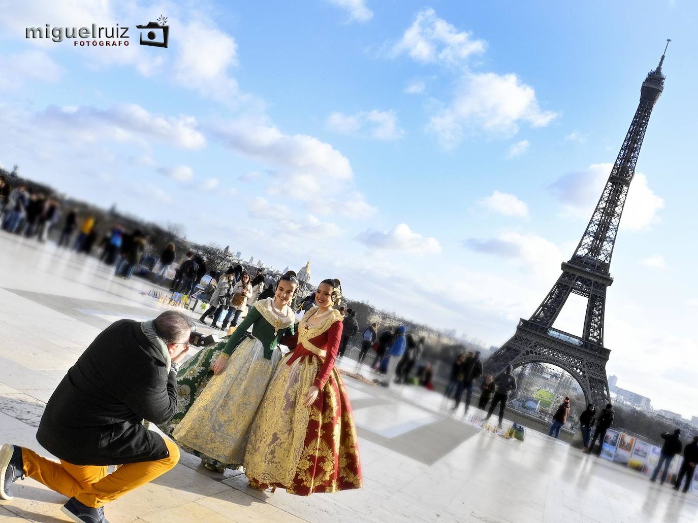 París ya tiene falleras mayores para 2020. Este pasado fin de semana se celebraba en el Ayuntamiento de París, situado en el Distrito 19, el acto al que también asistieron las falleras mayores de Valencia 2019, Marina Civera y Sara Larrazábal. Ana Enríquez ya luce la banda de fallera mayor de París, mientras que Emma Testu portará la de fallera mayor infantil. El acto, que reunió a un gran grupo de personas en uno de los salones más destacado del ilustre edificio, también contó con la presencia de una representación de las Fallas de Silla, así como de un espectáculo ofrecido por los cantantes Ángel Bellido y Aisha Bordas. Un año más la Casa Regional Valenciana de París, presidida por Pilar de la Guía, ha trasladado una porción de Valencia a los pies de la Torre Eiffel.