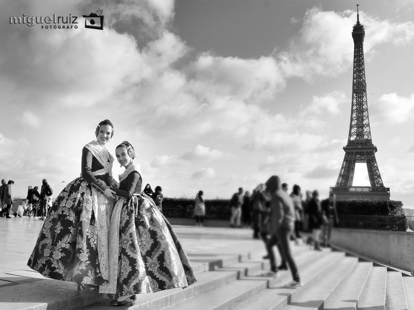 París ya tiene falleras mayores para 2020. Este pasado fin de semana se celebraba en el Ayuntamiento de París, situado en el Distrito 19, el acto al que también asistieron las falleras mayores de Valencia 2019, Marina Civera y Sara Larrazábal. Ana Enríquez ya luce la banda de fallera mayor de París, mientras que Emma Testu portará la de fallera mayor infantil. El acto, que reunió a un gran grupo de personas en uno de los salones más destacado del ilustre edificio, también contó con la presencia de una representación de las Fallas de Silla, así como de un espectáculo ofrecido por los cantantes Ángel Bellido y Aisha Bordas. Un año más la Casa Regional Valenciana de París, presidida por Pilar de la Guía, ha trasladado una porción de Valencia a los pies de la Torre Eiffel.