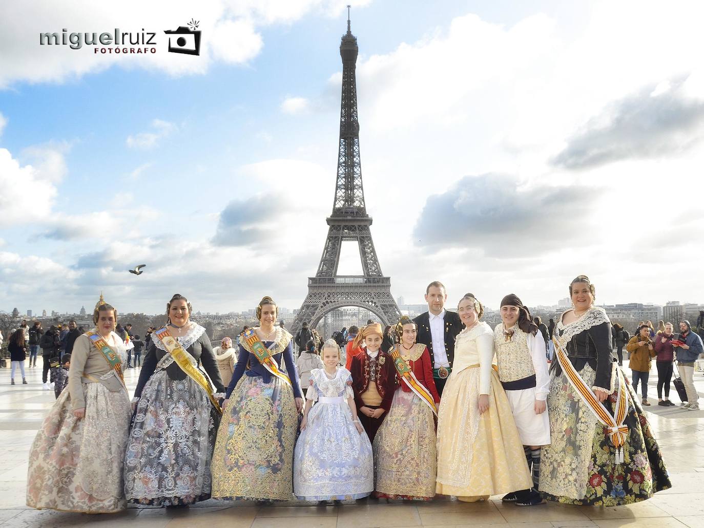 París ya tiene falleras mayores para 2020. Este pasado fin de semana se celebraba en el Ayuntamiento de París, situado en el Distrito 19, el acto al que también asistieron las falleras mayores de Valencia 2019, Marina Civera y Sara Larrazábal. Ana Enríquez ya luce la banda de fallera mayor de París, mientras que Emma Testu portará la de fallera mayor infantil. El acto, que reunió a un gran grupo de personas en uno de los salones más destacado del ilustre edificio, también contó con la presencia de una representación de las Fallas de Silla, así como de un espectáculo ofrecido por los cantantes Ángel Bellido y Aisha Bordas. Un año más la Casa Regional Valenciana de París, presidida por Pilar de la Guía, ha trasladado una porción de Valencia a los pies de la Torre Eiffel.