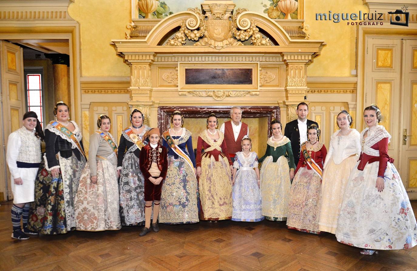 París ya tiene falleras mayores para 2020. Este pasado fin de semana se celebraba en el Ayuntamiento de París, situado en el Distrito 19, el acto al que también asistieron las falleras mayores de Valencia 2019, Marina Civera y Sara Larrazábal. Ana Enríquez ya luce la banda de fallera mayor de París, mientras que Emma Testu portará la de fallera mayor infantil. El acto, que reunió a un gran grupo de personas en uno de los salones más destacado del ilustre edificio, también contó con la presencia de una representación de las Fallas de Silla, así como de un espectáculo ofrecido por los cantantes Ángel Bellido y Aisha Bordas. Un año más la Casa Regional Valenciana de París, presidida por Pilar de la Guía, ha trasladado una porción de Valencia a los pies de la Torre Eiffel.