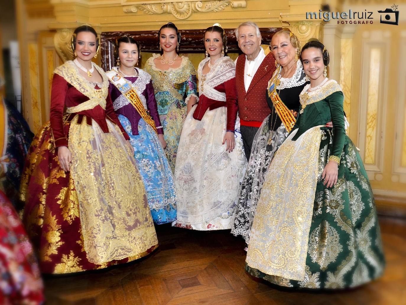 París ya tiene falleras mayores para 2020. Este pasado fin de semana se celebraba en el Ayuntamiento de París, situado en el Distrito 19, el acto al que también asistieron las falleras mayores de Valencia 2019, Marina Civera y Sara Larrazábal. Ana Enríquez ya luce la banda de fallera mayor de París, mientras que Emma Testu portará la de fallera mayor infantil. El acto, que reunió a un gran grupo de personas en uno de los salones más destacado del ilustre edificio, también contó con la presencia de una representación de las Fallas de Silla, así como de un espectáculo ofrecido por los cantantes Ángel Bellido y Aisha Bordas. Un año más la Casa Regional Valenciana de París, presidida por Pilar de la Guía, ha trasladado una porción de Valencia a los pies de la Torre Eiffel.