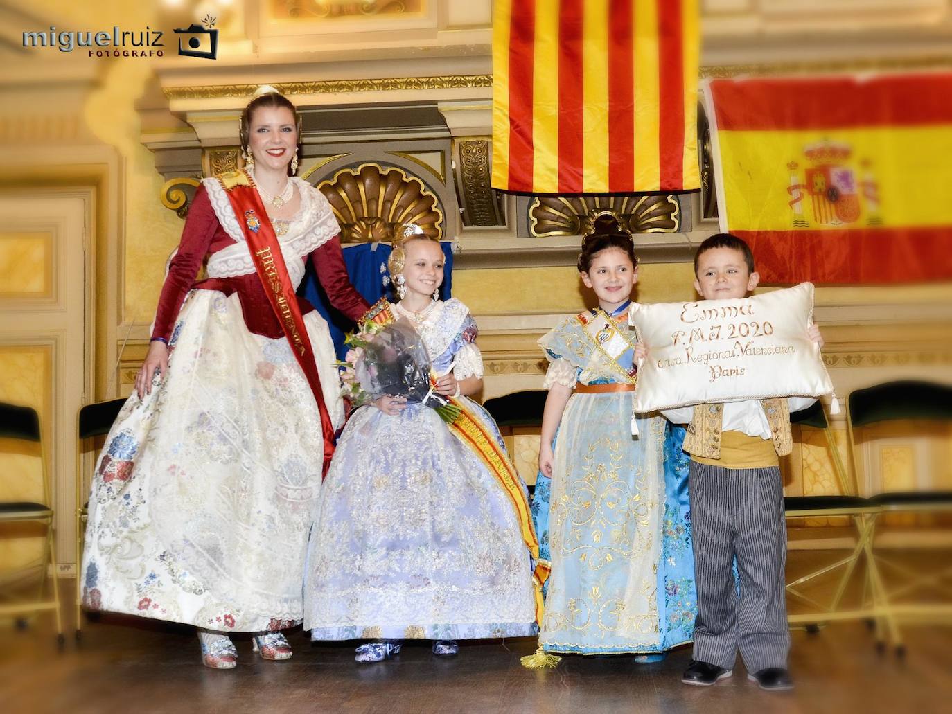 París ya tiene falleras mayores para 2020. Este pasado fin de semana se celebraba en el Ayuntamiento de París, situado en el Distrito 19, el acto al que también asistieron las falleras mayores de Valencia 2019, Marina Civera y Sara Larrazábal. Ana Enríquez ya luce la banda de fallera mayor de París, mientras que Emma Testu portará la de fallera mayor infantil. El acto, que reunió a un gran grupo de personas en uno de los salones más destacado del ilustre edificio, también contó con la presencia de una representación de las Fallas de Silla, así como de un espectáculo ofrecido por los cantantes Ángel Bellido y Aisha Bordas. Un año más la Casa Regional Valenciana de París, presidida por Pilar de la Guía, ha trasladado una porción de Valencia a los pies de la Torre Eiffel.