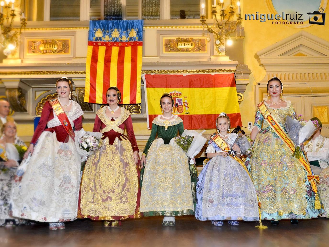 París ya tiene falleras mayores para 2020. Este pasado fin de semana se celebraba en el Ayuntamiento de París, situado en el Distrito 19, el acto al que también asistieron las falleras mayores de Valencia 2019, Marina Civera y Sara Larrazábal. Ana Enríquez ya luce la banda de fallera mayor de París, mientras que Emma Testu portará la de fallera mayor infantil. El acto, que reunió a un gran grupo de personas en uno de los salones más destacado del ilustre edificio, también contó con la presencia de una representación de las Fallas de Silla, así como de un espectáculo ofrecido por los cantantes Ángel Bellido y Aisha Bordas. Un año más la Casa Regional Valenciana de París, presidida por Pilar de la Guía, ha trasladado una porción de Valencia a los pies de la Torre Eiffel.