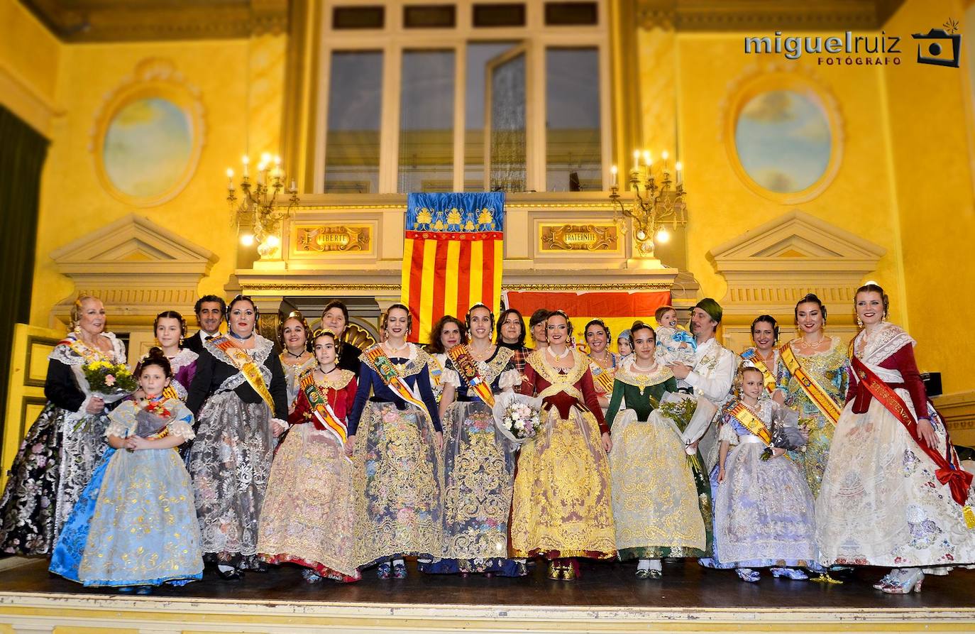 París ya tiene falleras mayores para 2020. Este pasado fin de semana se celebraba en el Ayuntamiento de París, situado en el Distrito 19, el acto al que también asistieron las falleras mayores de Valencia 2019, Marina Civera y Sara Larrazábal. Ana Enríquez ya luce la banda de fallera mayor de París, mientras que Emma Testu portará la de fallera mayor infantil. El acto, que reunió a un gran grupo de personas en uno de los salones más destacado del ilustre edificio, también contó con la presencia de una representación de las Fallas de Silla, así como de un espectáculo ofrecido por los cantantes Ángel Bellido y Aisha Bordas. Un año más la Casa Regional Valenciana de París, presidida por Pilar de la Guía, ha trasladado una porción de Valencia a los pies de la Torre Eiffel.