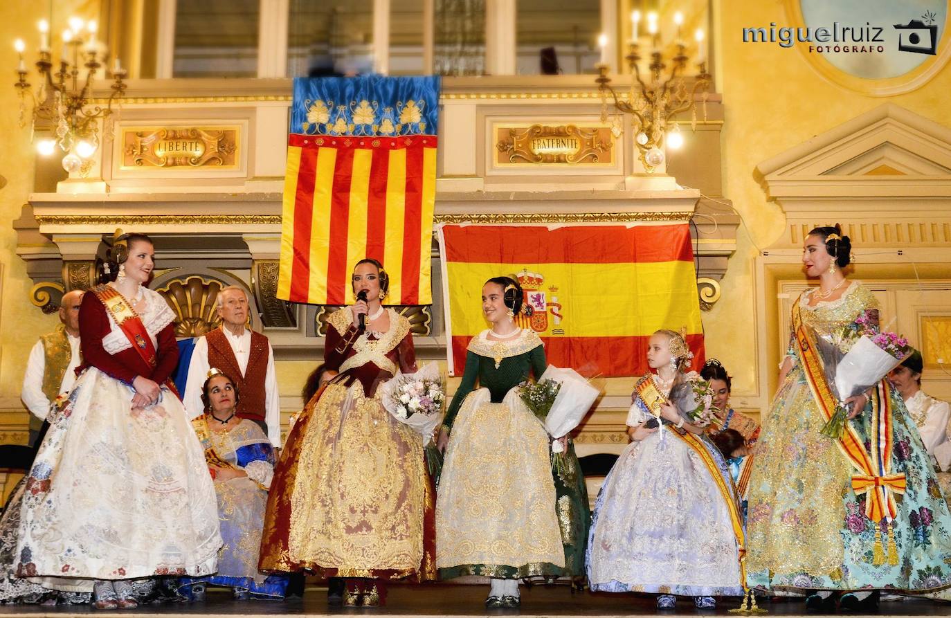 París ya tiene falleras mayores para 2020. Este pasado fin de semana se celebraba en el Ayuntamiento de París, situado en el Distrito 19, el acto al que también asistieron las falleras mayores de Valencia 2019, Marina Civera y Sara Larrazábal. Ana Enríquez ya luce la banda de fallera mayor de París, mientras que Emma Testu portará la de fallera mayor infantil. El acto, que reunió a un gran grupo de personas en uno de los salones más destacado del ilustre edificio, también contó con la presencia de una representación de las Fallas de Silla, así como de un espectáculo ofrecido por los cantantes Ángel Bellido y Aisha Bordas. Un año más la Casa Regional Valenciana de París, presidida por Pilar de la Guía, ha trasladado una porción de Valencia a los pies de la Torre Eiffel.