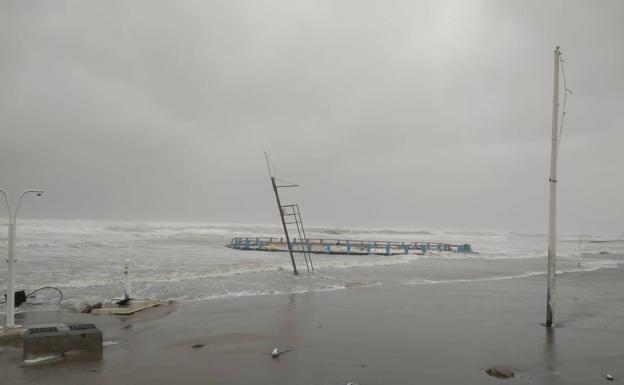 Imagen principal - Desperfectos que deja el temporal 'Gloria' en El Perellonet.