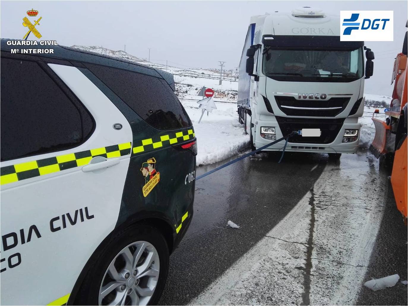 La Guardia Civil auxiliando a un vehículo atrapado en la nieve en Alicante.