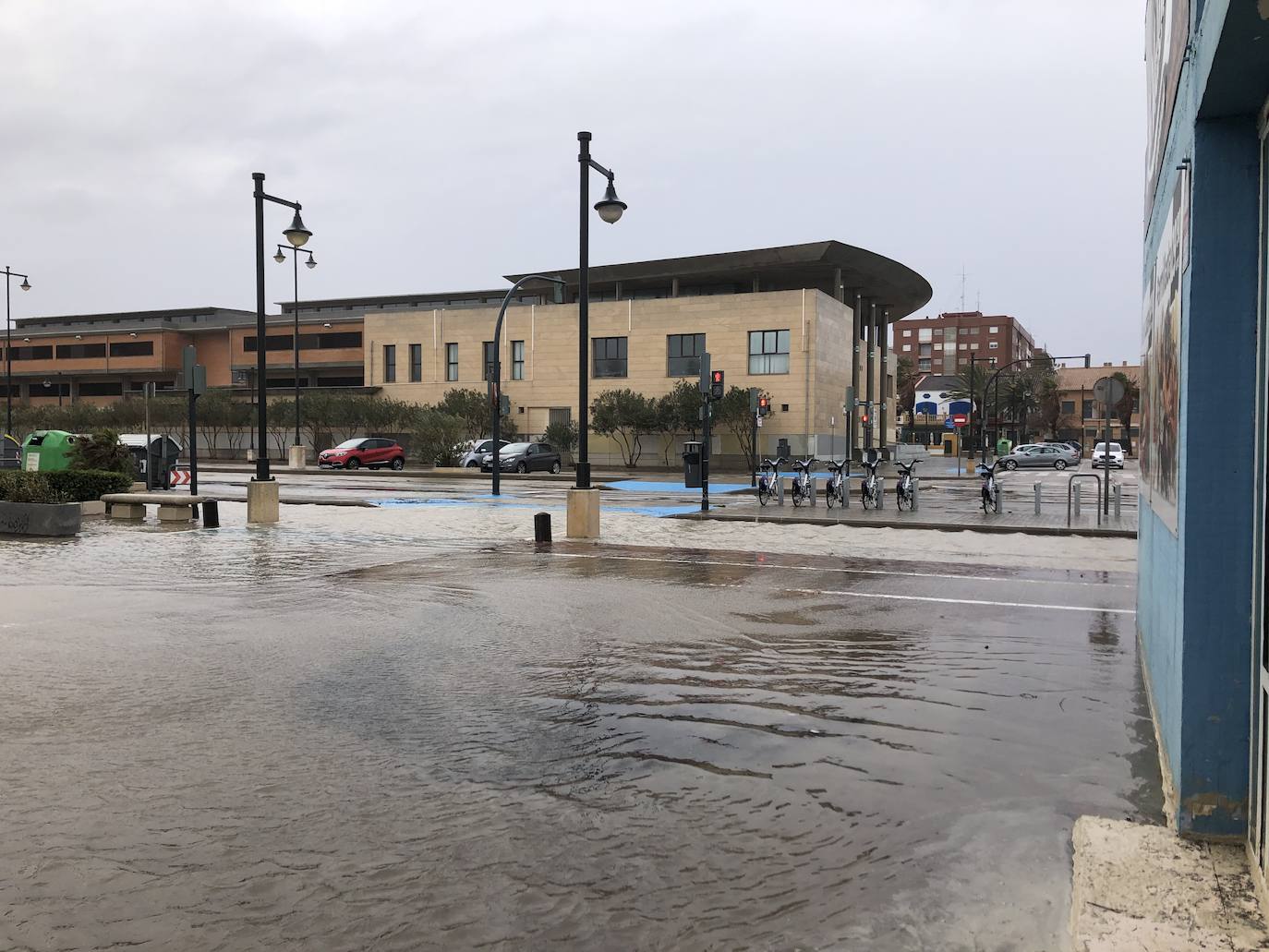 Fotos: Fuertes precipitaciones en la playa y el puerto de Valencia